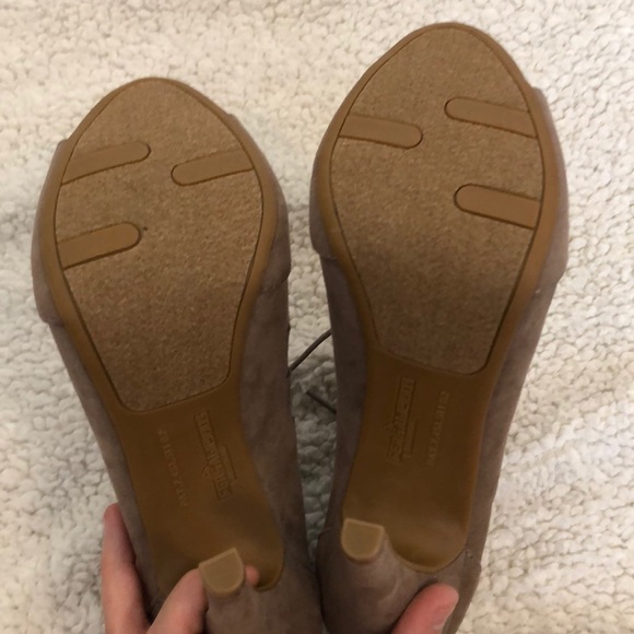 🎉HP🎉{Fergalicious} Light brown heels - Picture 4 of 4